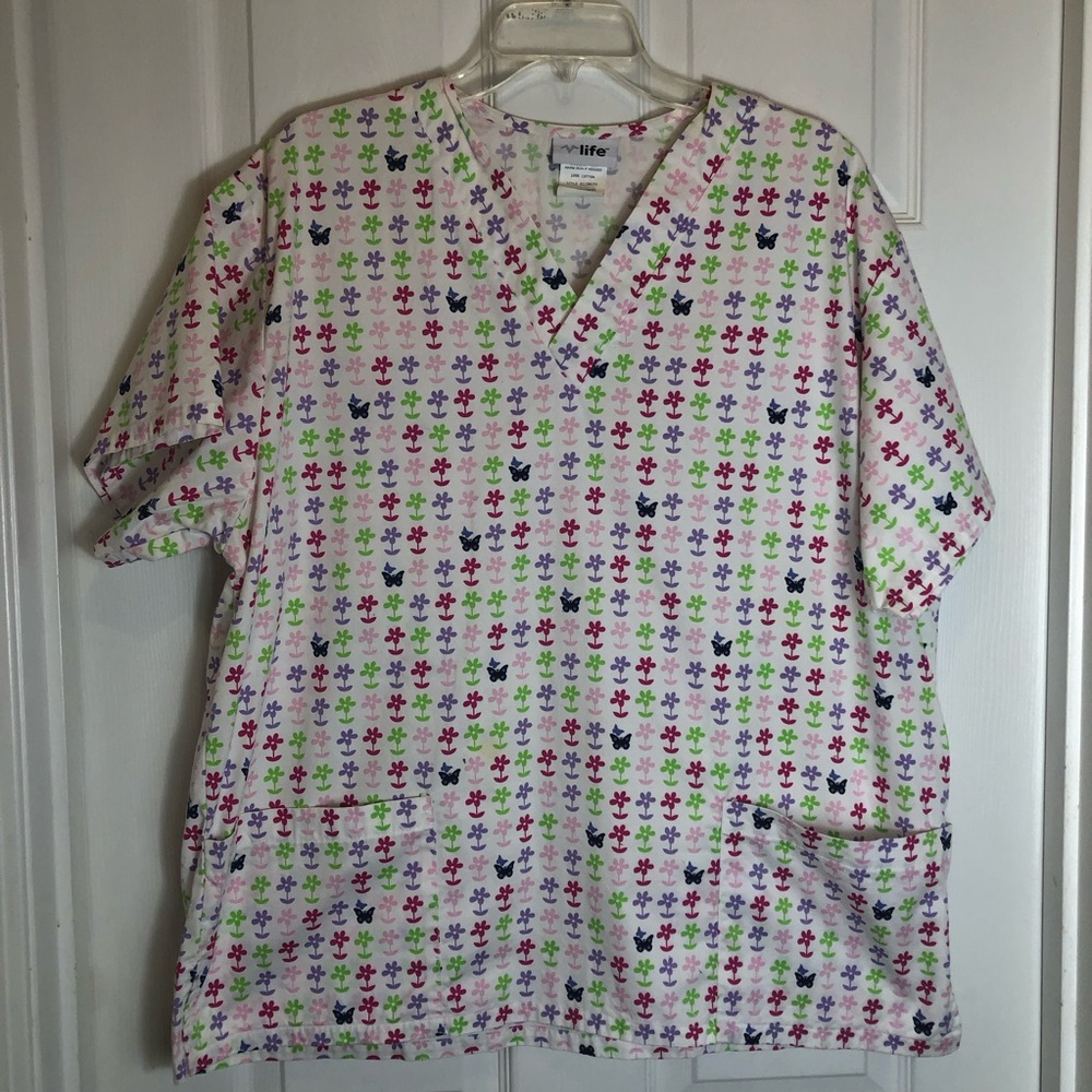 Life Butterfly Daisy BEAUTIFUL Scrub Top.  Size XL